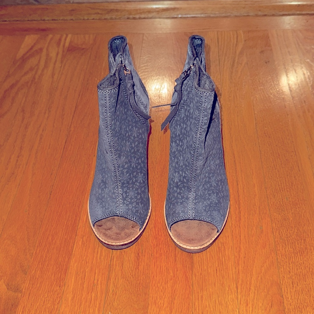 Tom’s open toe boots